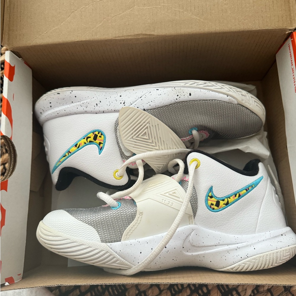 Only worn ONCE !!! Super cute and super stylish girls basketball shoes